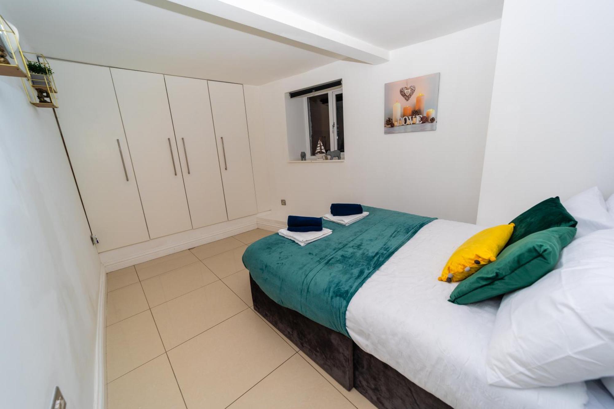 Spacious Flat With Patio & Parking In Centre Apartment Reading