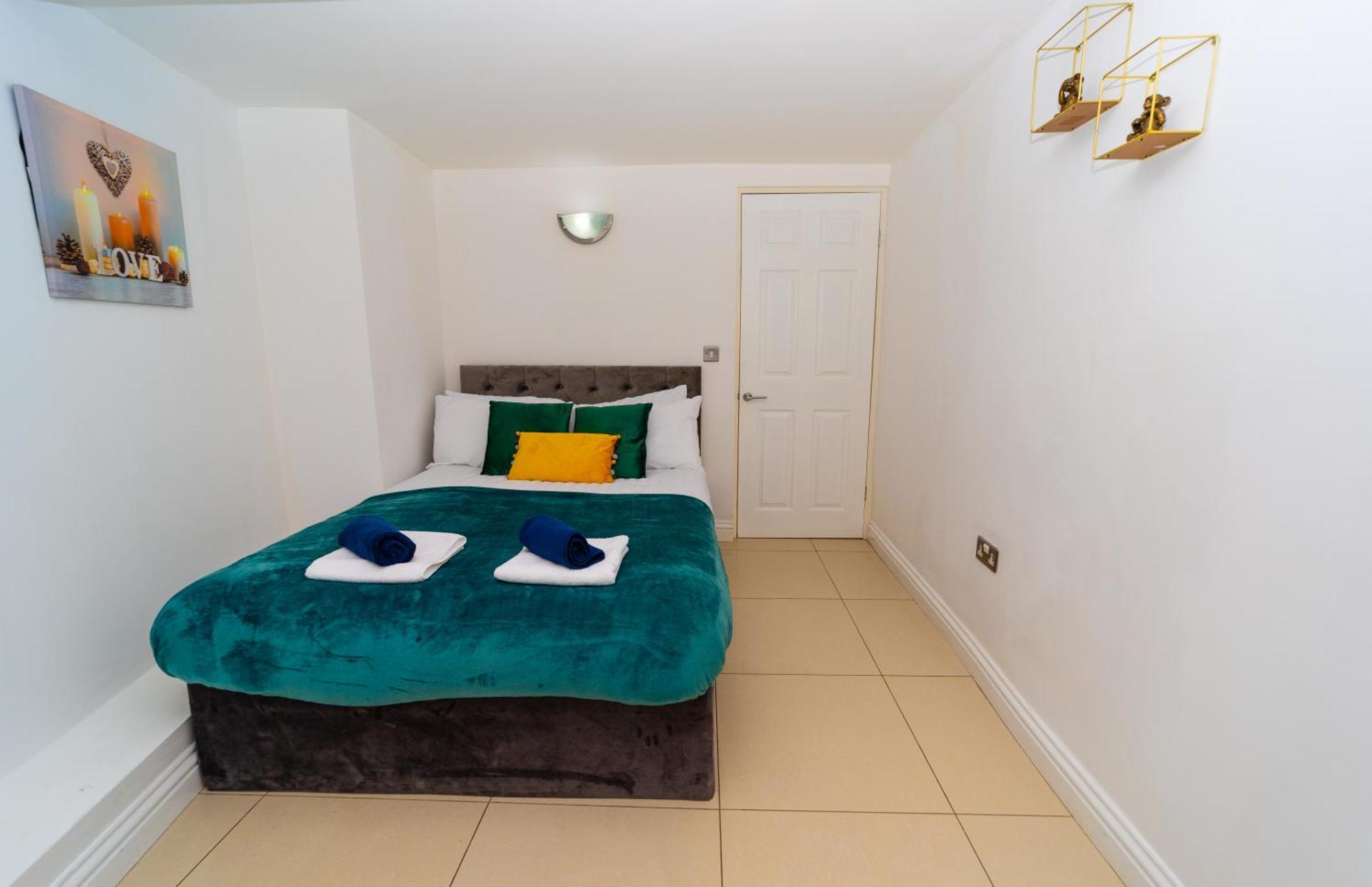 Spacious Flat With Patio & Parking In Centre Apartment *