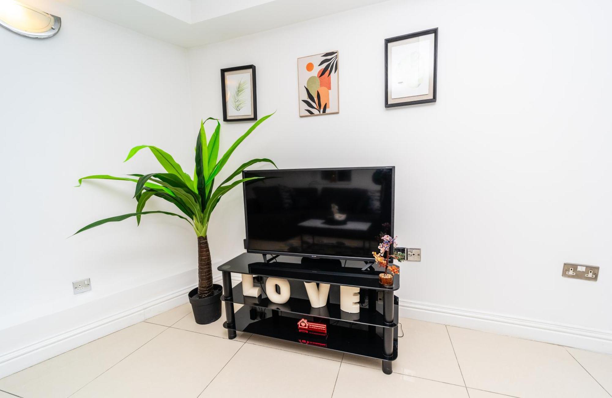Spacious Flat With Patio & Parking In Centre Apartment