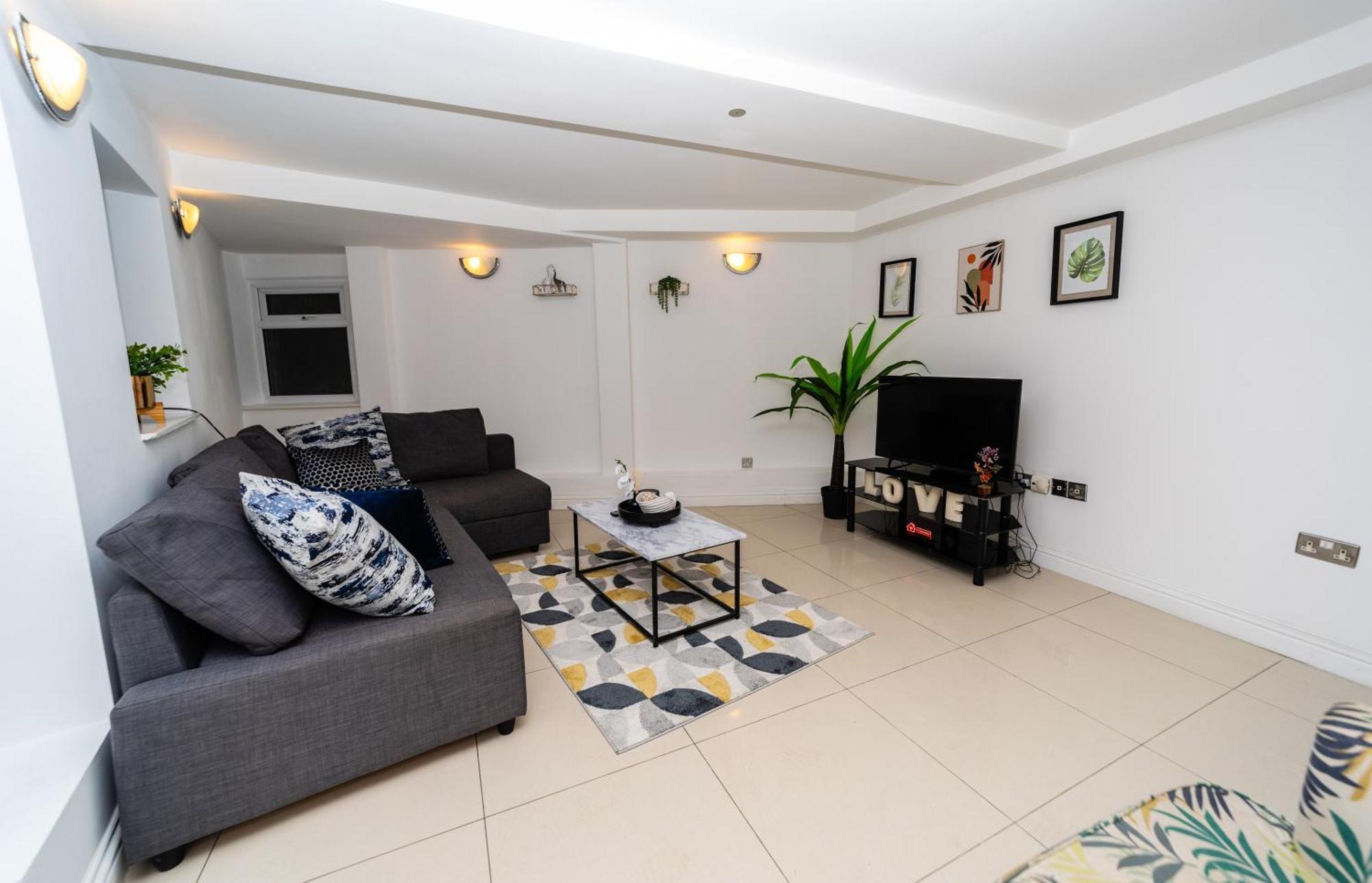 Apartment Spacious Flat With Patio & Parking In Centre