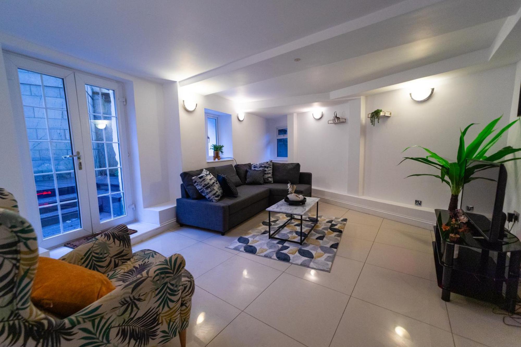 Spacious Flat With Patio & Parking In Centre *