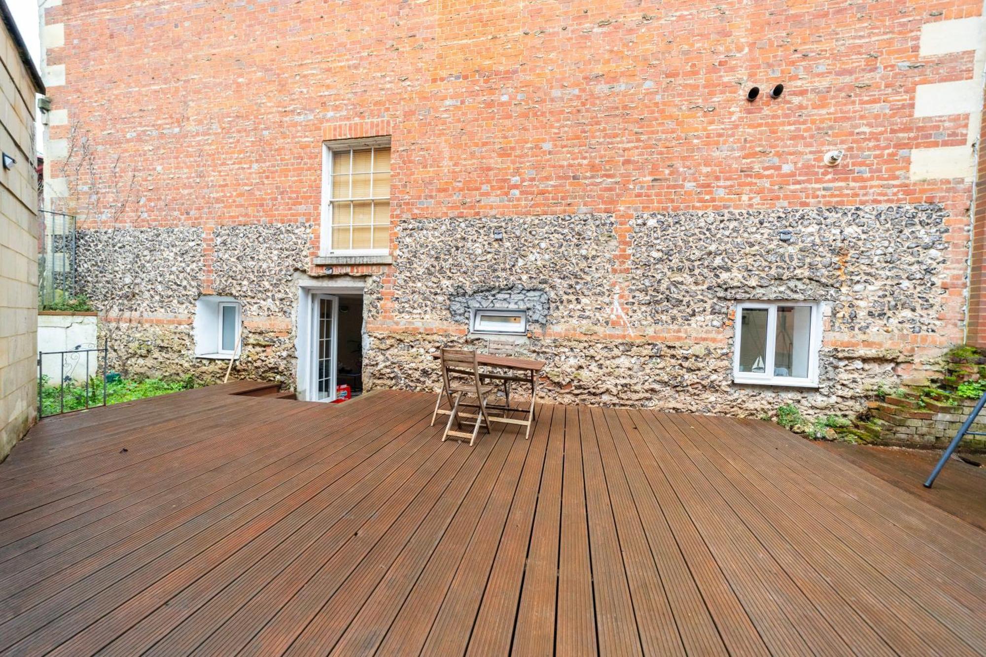 Apartment Spacious Flat With Patio & Parking In Centre Reading