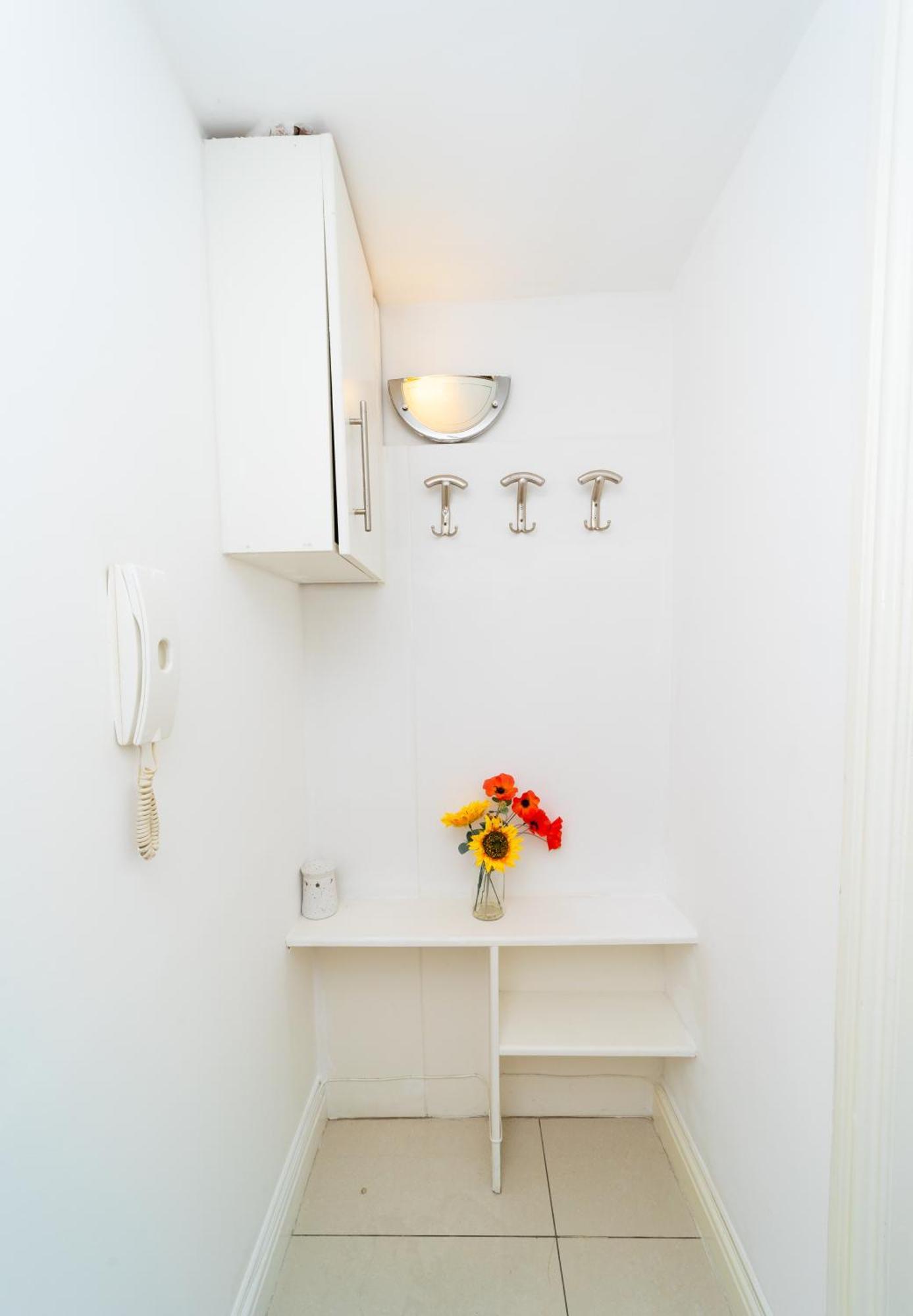 Spacious Flat With Patio & Parking In Centre *
