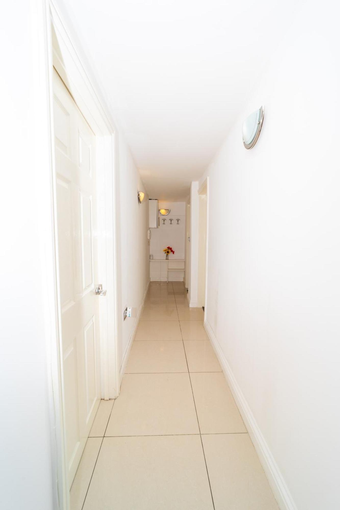 Spacious Flat With Patio & Parking In Centre