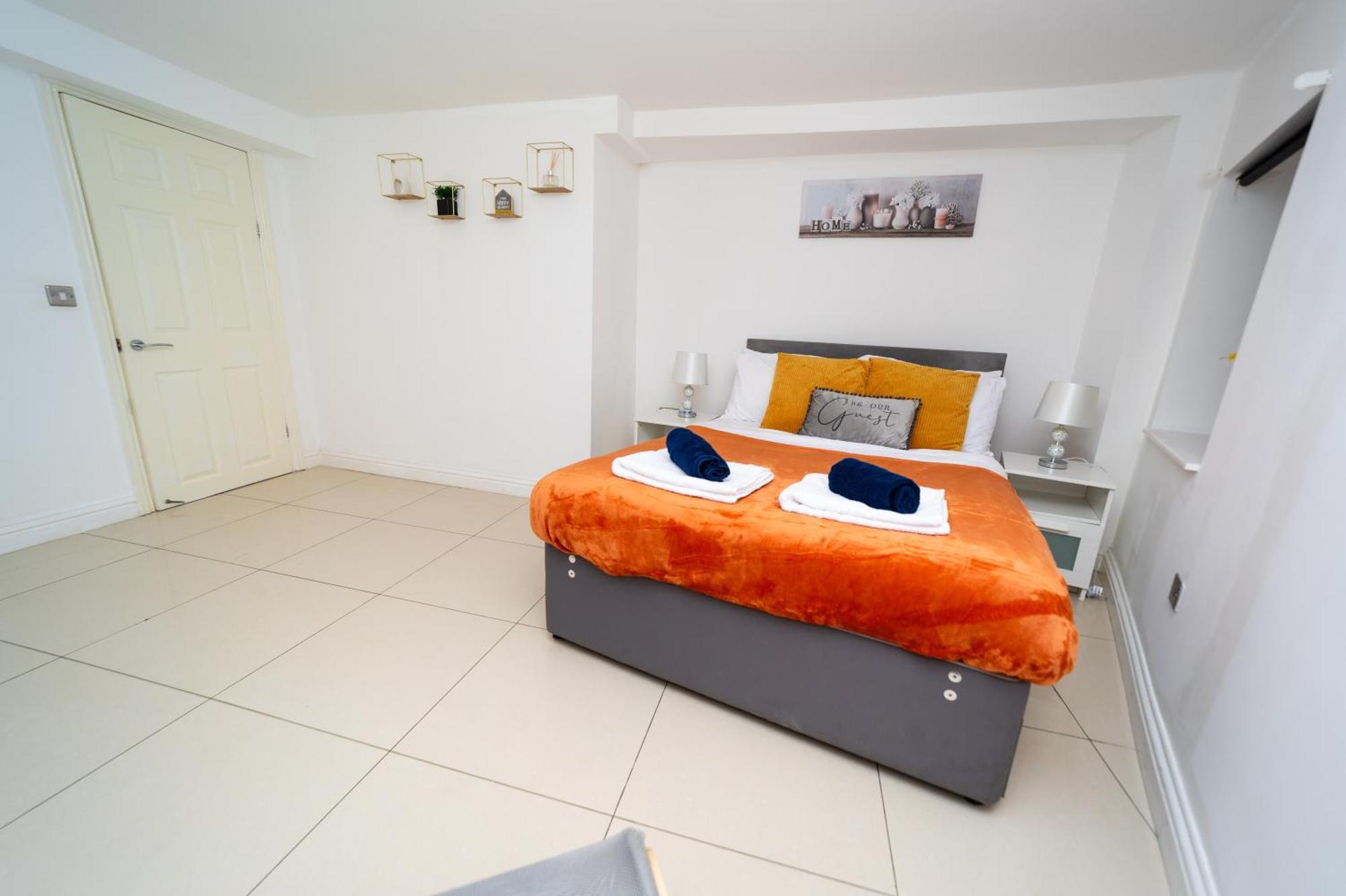 Apartment Spacious Flat With Patio & Parking In Centre *