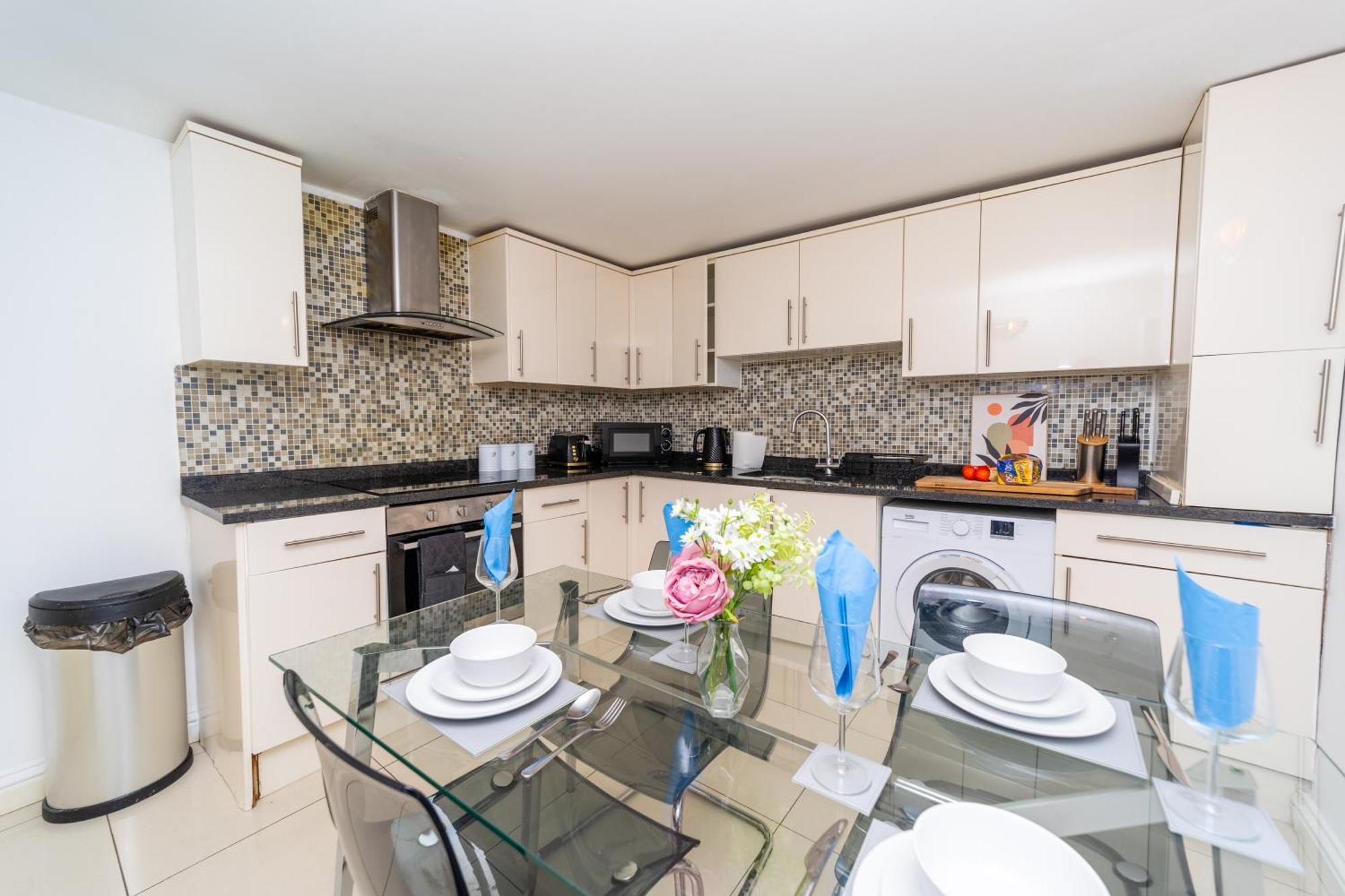 Spacious Flat With Patio & Parking In Centre Reading