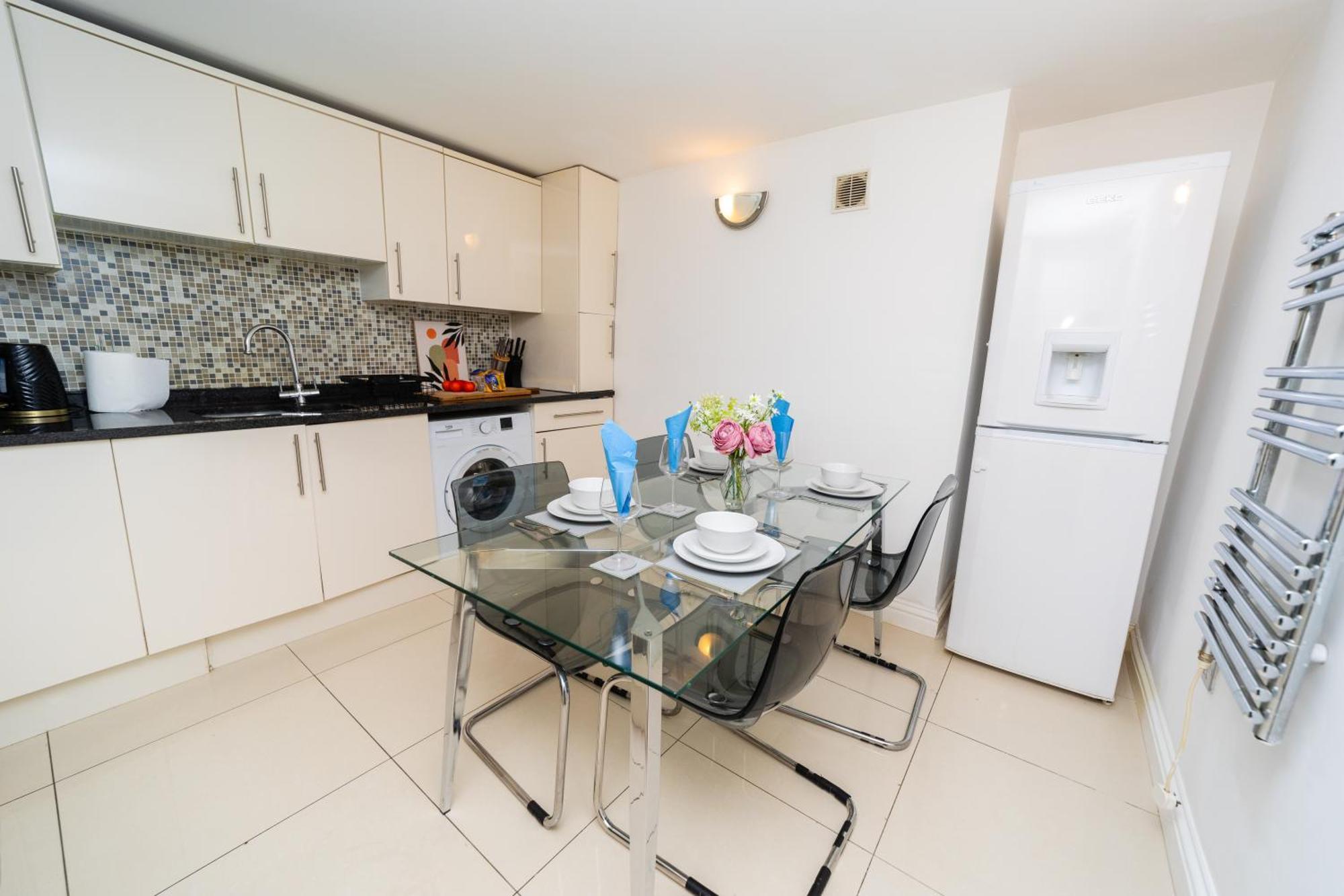 Spacious Flat With Patio & Parking In Centre