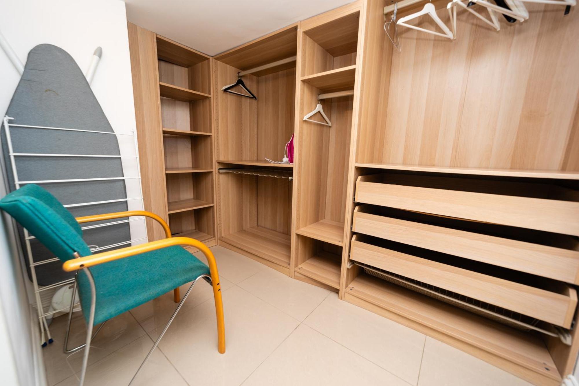 Apartment Spacious Flat With Patio & Parking In Centre