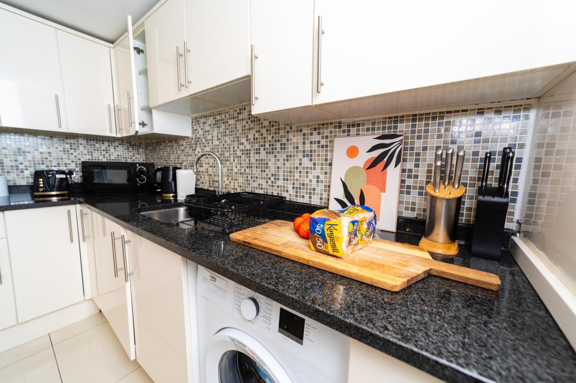 Spacious Flat With Patio & Parking In Centre