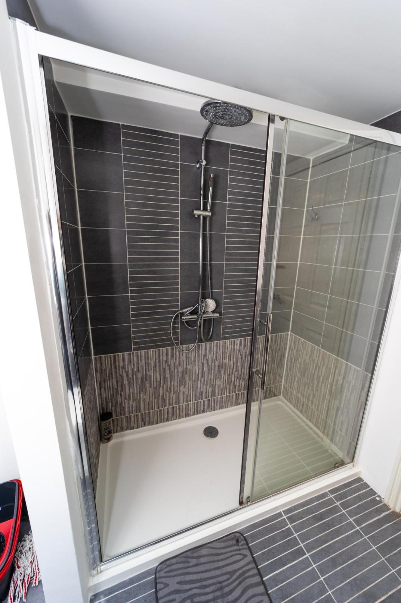 Spacious Flat With Patio & Parking In Centre