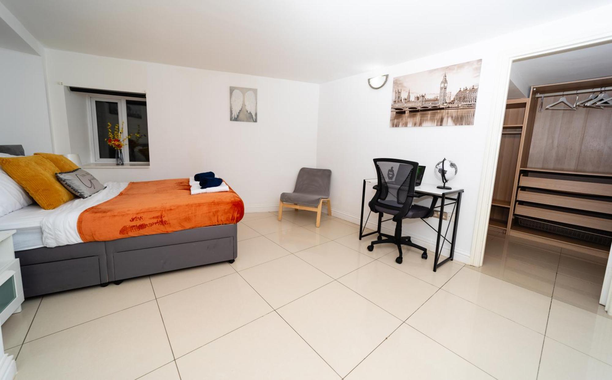 Apartment Spacious Flat With Patio & Parking In Centre Reading